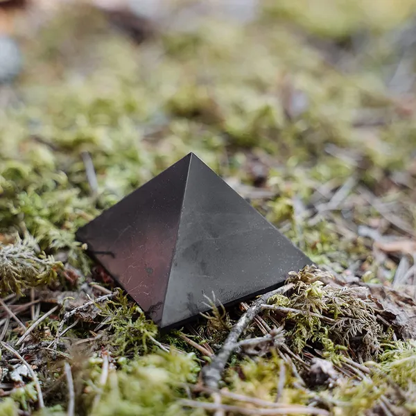 Stone_Energized_Tourmaline_Pyramid_Brazil_For_Healing_And_Reiki_Black_1_5_2_Inch