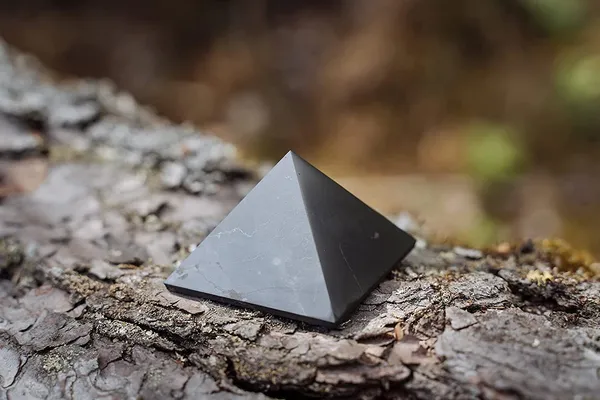Stone_Energized_Tourmaline_Pyramid_Brazil_For_Healing_And_Reiki_Black_1_5_2_Inch