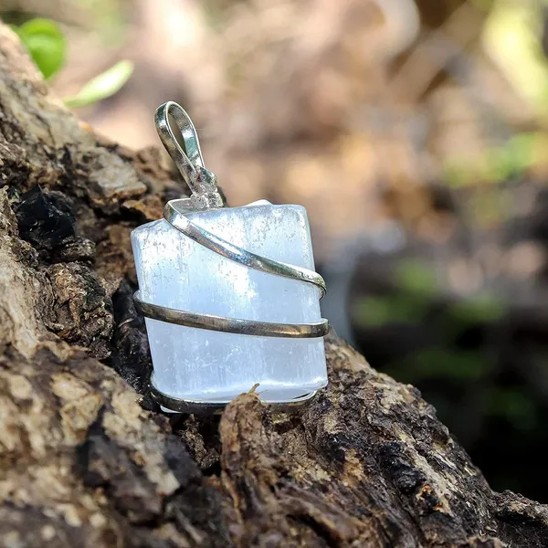 Raw_Selenite_Crystal_Pendant_Necklace_For_Personal_Transformation_Clarity_Of_Mind_Cleanse_The_Aura_From_Negativity_Relieve_Stress_And_Anxiety_Authentic_Stone