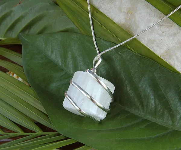 Raw_Selenite_Crystal_Pendant_Necklace_For_Personal_Transformation_Clarity_Of_Mind_Cleanse_The_Aura_From_Negativity_Relieve_Stress_And_Anxiety_Authentic_Stone