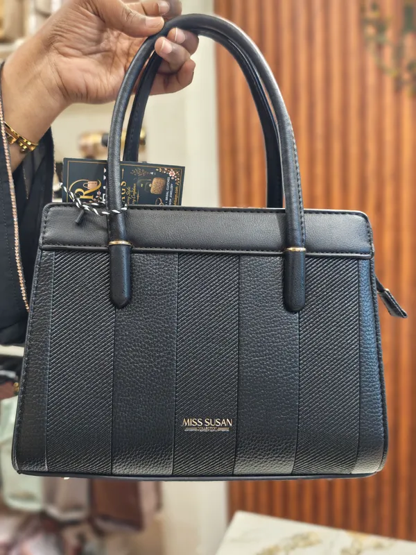 Black_Textured_Faux_Leather_Handbag_For_Women