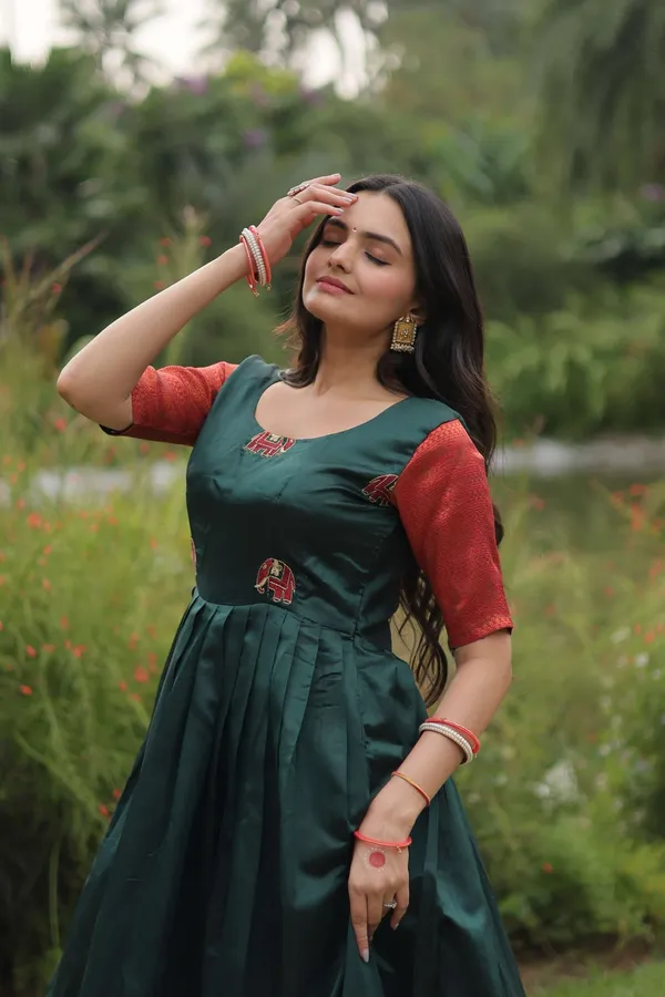 Green_Banarasi_Jacquard_Silk_Gown_Elegant_Free_Size_Designer_Party_Wedding_Wear