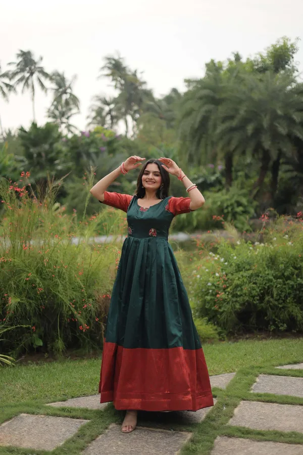 Green_Banarasi_Jacquard_Silk_Gown_Elegant_Free_Size_Designer_Party_Wedding_Wear