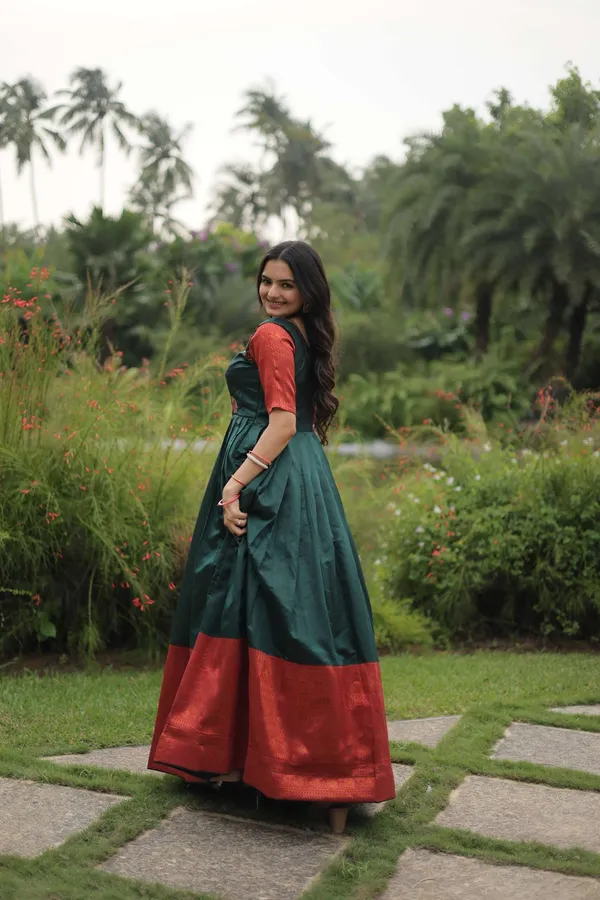 Green_Banarasi_Jacquard_Silk_Gown_Elegant_Free_Size_Designer_Party_Wedding_Wear