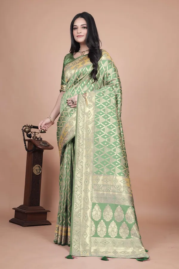 Emerald_Green_Banarasi_Silk_Saree_With_Silver_Zari_Geometric_Floral_Design_Wedding_Festive_Traditional_Wear