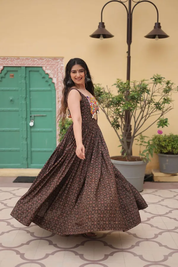 Black_Faux_Georgette_Designer_Gown_Fully_Flared_Elegant_Party_Wedding_Set