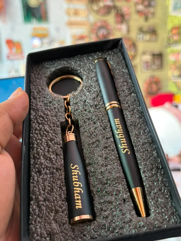 Black_Personalized_Pen_And_Keychain_Gift_Set