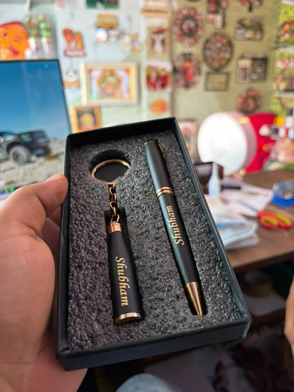 Black_Personalized_Pen_And_Keychain_Gift_Set