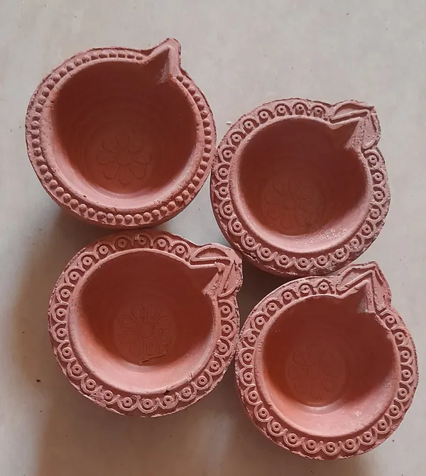 Clay_Diya_For_Puja_And_Diwali_-_Pack_of_4