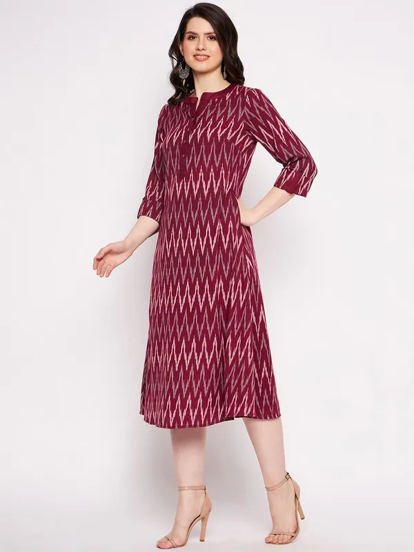 Maroon_Cotton_Ikat_A-Line_Sleeveless_Kurta_With_White_Linen_Pant_For_Women