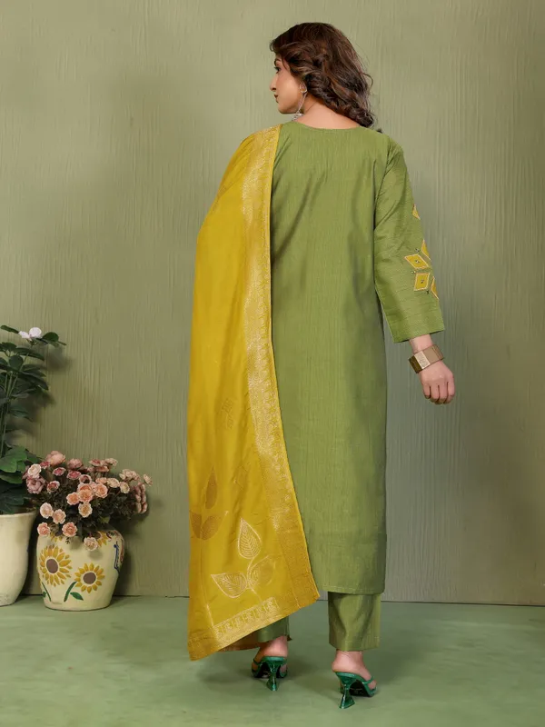 Green_Vetigun_Straight_Suit_Set_For_Women