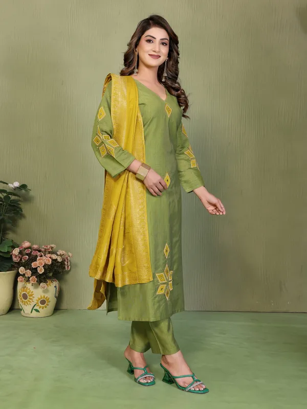 Green_Vetigun_Straight_Suit_Set_For_Women