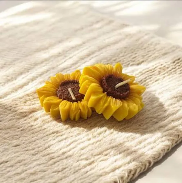 Yellow_Soy_Wax_Vanilla_Floating_Candle_Set_For_Home_Decoration,_Festive_Decoration,_Gifting_Pack_Of_2