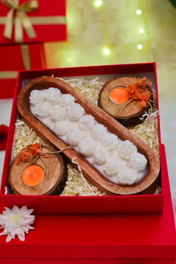 Serene_Bloom_Wooden_Tray_Candle
