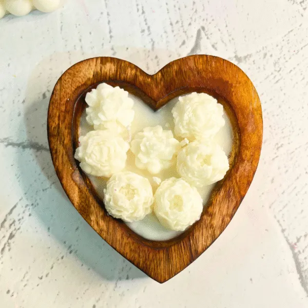 Mango_Wood_Soy_Wax_Rustic_Bloomed_White_Heart_Decorative_Candle