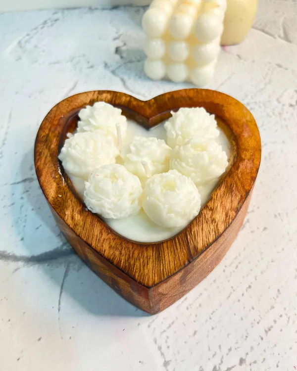 Mango_Wood_Soy_Wax_Rustic_Bloomed_White_Heart_Decorative_Candle