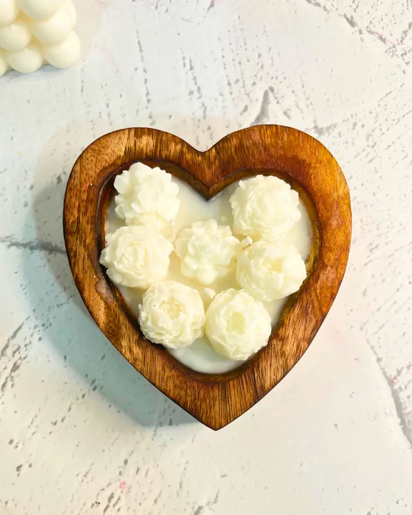 Mango_Wood_Soy_Wax_Rustic_Bloomed_White_Heart_Decorative_Candle