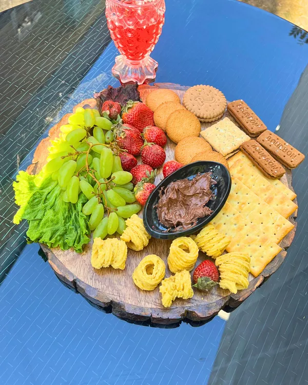 Rustic_Wooden_Serving_Platter_Live_Edge_Wooden_Slice