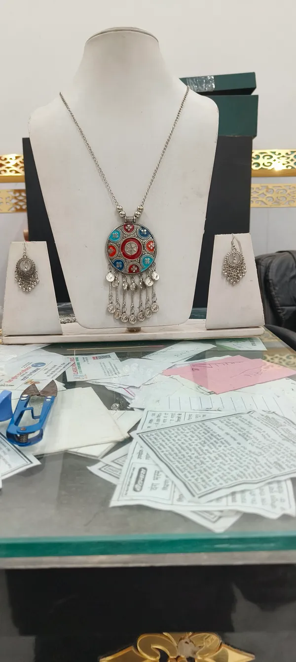 Silver_Multicolour_Round_Pendant_Necklace_Set_For_Women