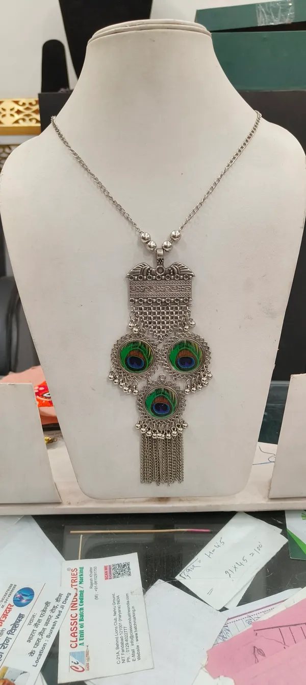 Silver_Peacock_Feather_Pendant_Necklace_For_Women