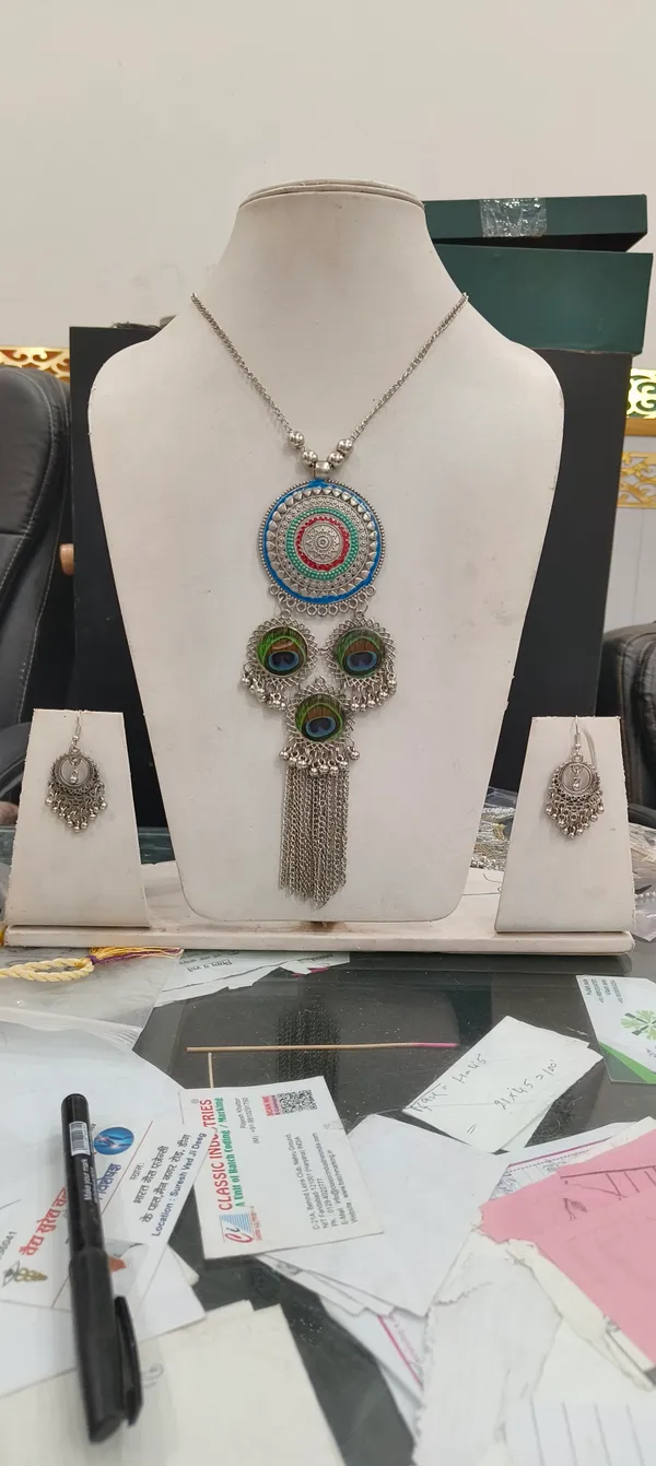 Silver_Peacock_Feather_Round_Pendant_Necklace_Set_For_Women