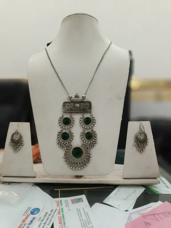 Silver_Oxidised_Green_Accent_Layered_Pendant_Necklace_Set