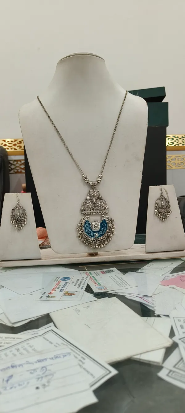 Silver_Oxidized_Blue_Floral_Pendant_Necklace_Set_For_Women