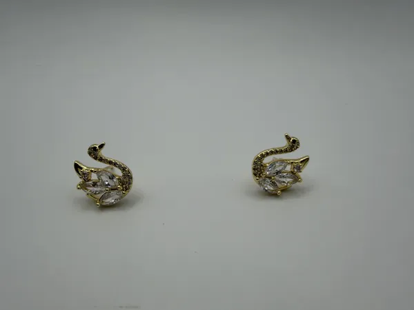 Gold_Alloy_Crystal_Swan_Stud_Earrings_For_Women