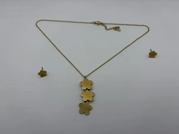 Gold_Alloy_Three-Flower_Pendant_Necklace_And_Earrings_Set_For_Women