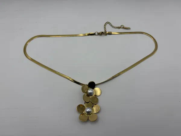 Gold_Alloy_Floral_Pendant_Necklace_For_Women