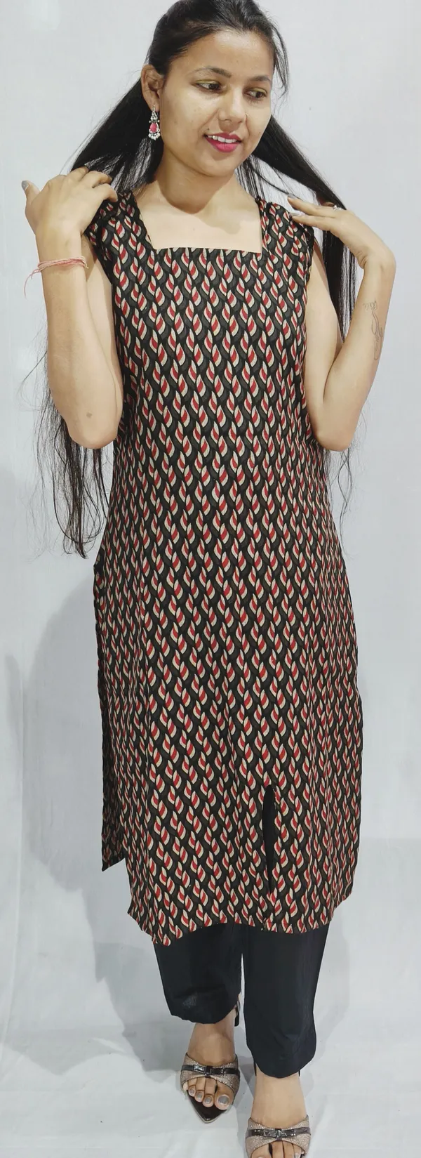 Kashnavika_Vastrakala_Women_Printed,_Geometric_Print_Straight_Kurta_(Black)