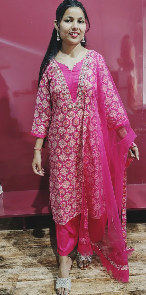 Kashnavika_Vastrakala_Floral_Print_Kurta,_Trouser/Pant_&_Dupatta_Set_()