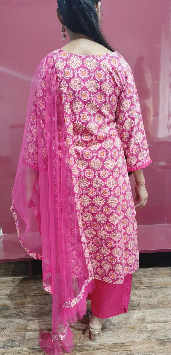 Kashnavika_Vastrakala_Floral_Print_Kurta,_Trouser/Pant_&_Dupatta_Set_()