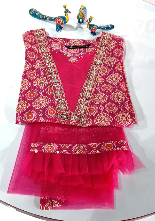 Kashnavika_Vastrakala_Floral_Print_Kurta,_Trouser/Pant_&_Dupatta_Set_()