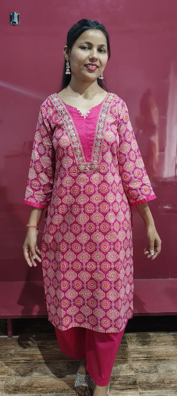 Kashnavika_Vastrakala_Floral_Print_Kurta,_Trouser/Pant_&_Dupatta_Set_()