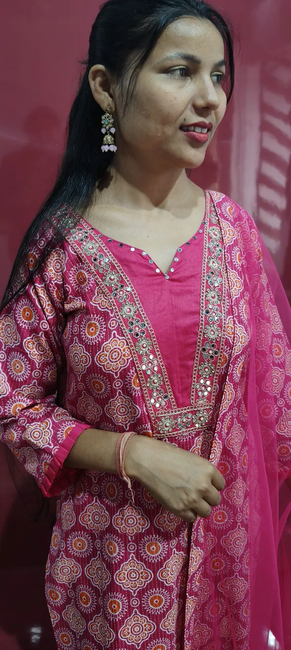Kashnavika_Vastrakala_Floral_Print_Kurta,_Trouser/Pant_&_Dupatta_Set_()