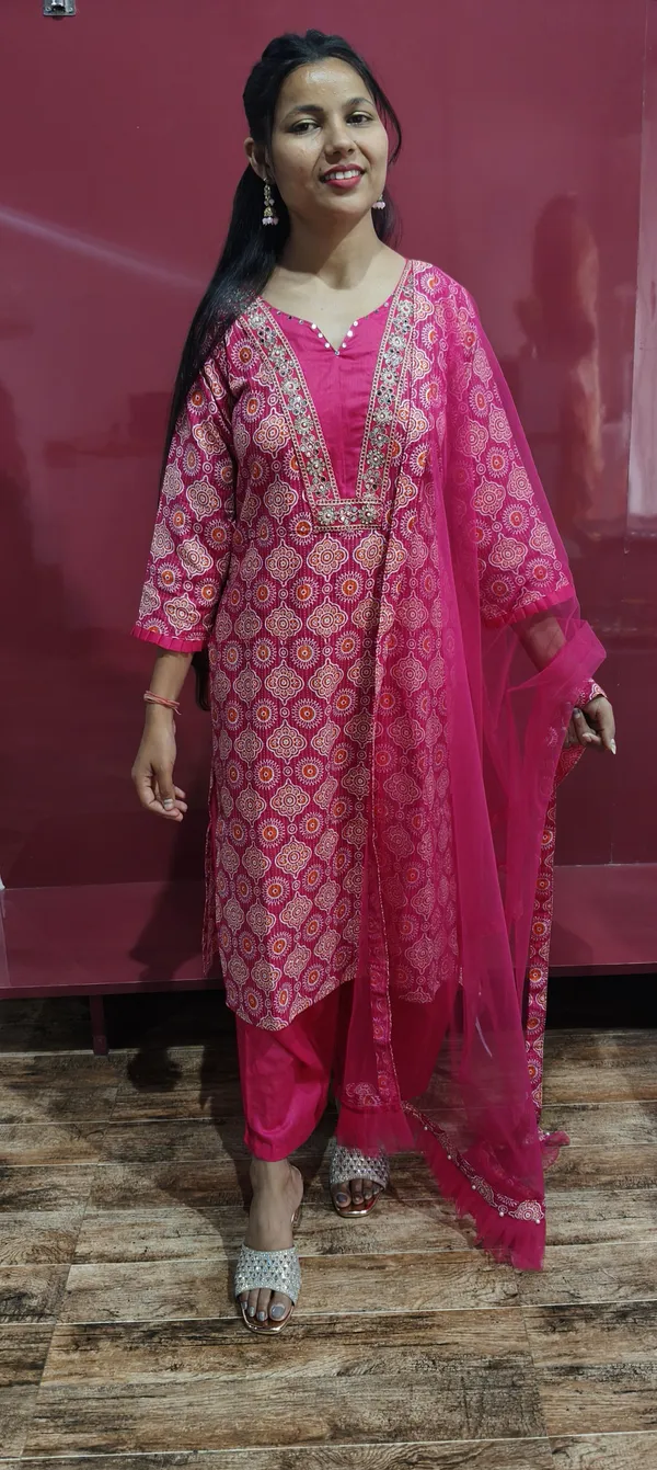 Kashnavika_Vastrakala_Floral_Print_Kurta,_Trouser/Pant_&_Dupatta_Set_()