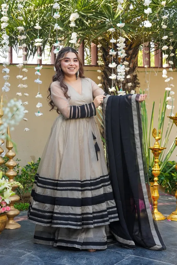 Premium_Ivory_Organza_Anarkali_Gown_With_Grand_Flare