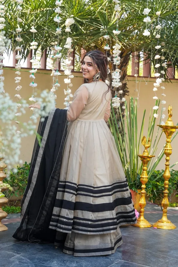 Premium_Ivory_Organza_Anarkali_Gown_With_Grand_Flare