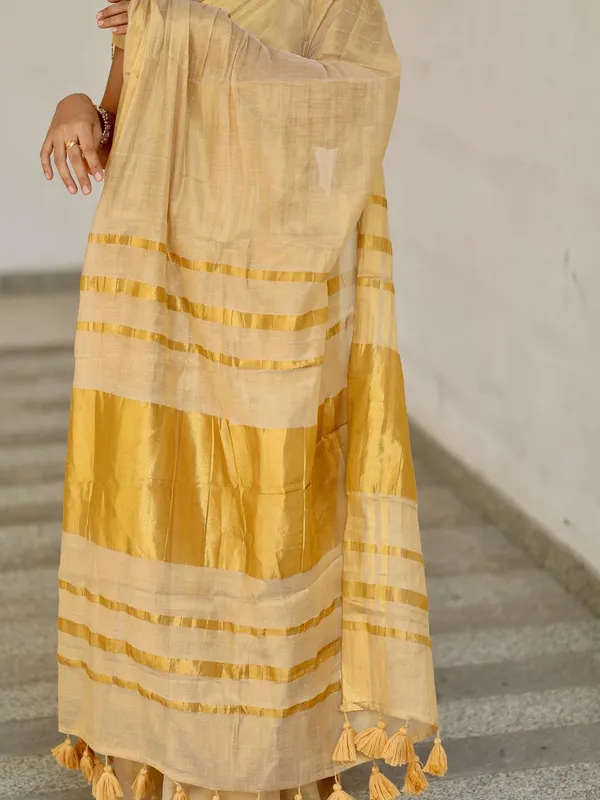 Luxury_Off_White_Gold_Kasavu_Saree_With_Designer_Tassel_Pallu