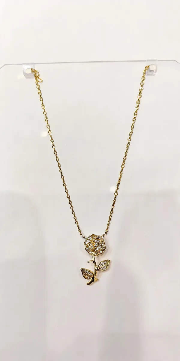 Gold_Stainless_Steel_Floral_Pendant_Necklace_For_Women