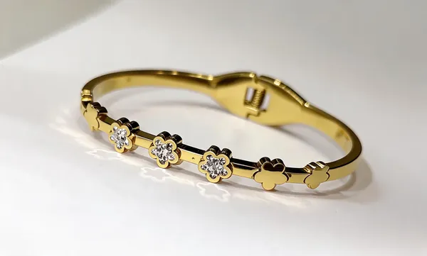 Gold_Anti_Tarnish_Floral_Stone_Embellished_Bangle_Bracelet_For_Women