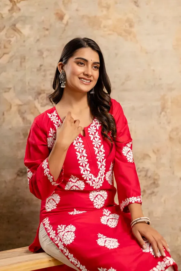 Dark_Pink_Floral_Embroidered_Round_Neck_Chikankari_Straight_Kurta_With_Pala