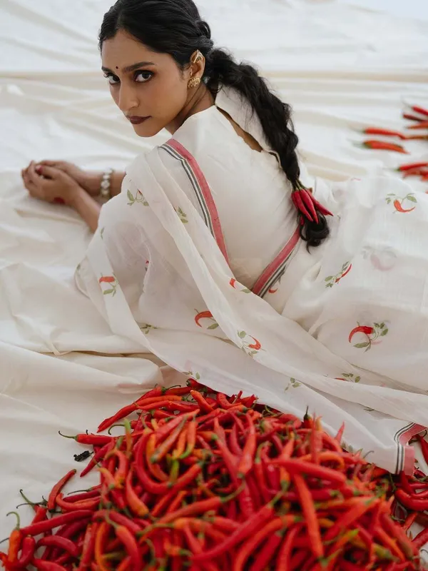 White_Linen_Saree_For_Women