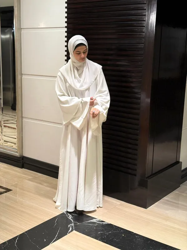 White_Flare_Sleeve_Umrah_Abaya_With_Hijab_For_Women
