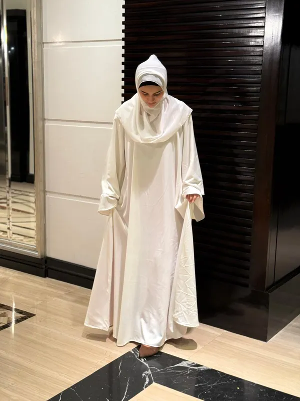 White_Flare_Sleeve_Umrah_Abaya_With_Hijab_For_Women