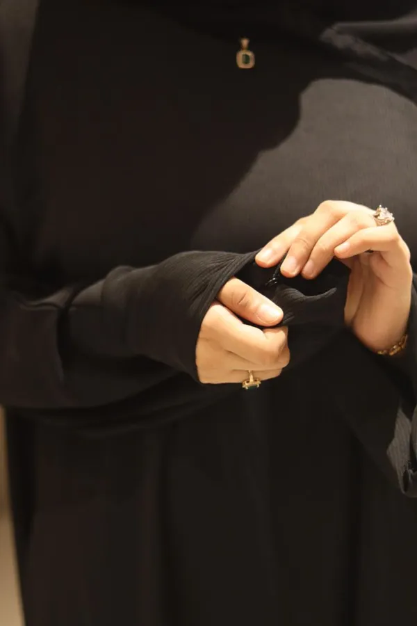 Black_Cy_Fabric_Smart_Abaya_With_Pockets_And_Zip_For_Women