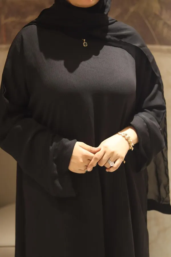 Black_Cy_Fabric_Smart_Abaya_With_Pockets_And_Zip_For_Women