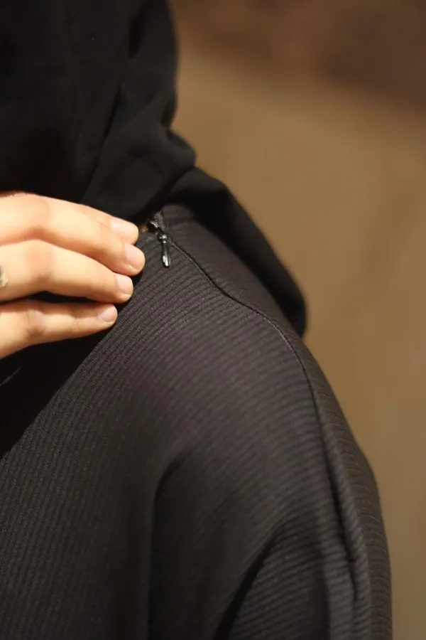 Black_Cy_Fabric_Smart_Abaya_With_Pockets_And_Zip_For_Women