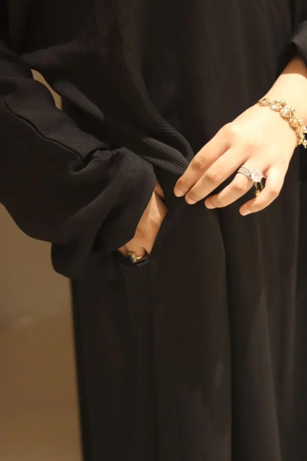 Black_Cy_Fabric_Smart_Abaya_With_Pockets_And_Zip_For_Women